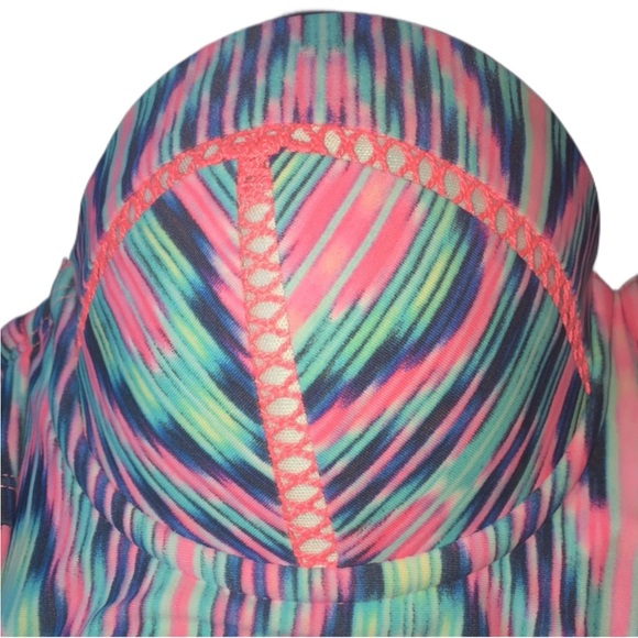 Vibrant and beautiful bathing suit - Picture 3 of 3